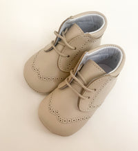 Afbeelding in Gallery-weergave laden, TRICATI baby veterschoen beige leder
