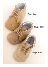 Afbeelding in Gallery-weergave laden, TRICATI baby veterschoen beige leder
