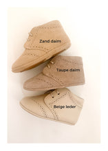 Afbeelding in Gallery-weergave laden, TRICATI baby veterschoen beige leder
